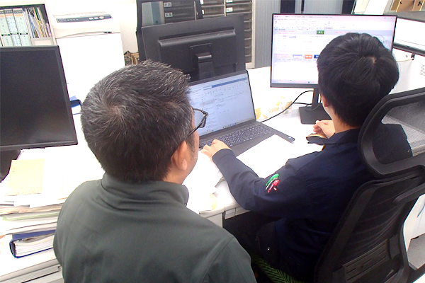 先輩社員から現場での技術や知識を学ぶ若手社員