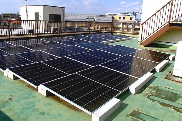 本社屋上に設置されている太陽光パネル