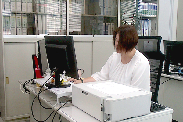 社内で業務に取り組む女性社員
