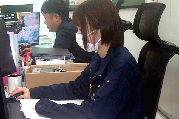 工事管理業務に携わる女性社員