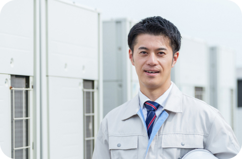 設備を確認する技術者