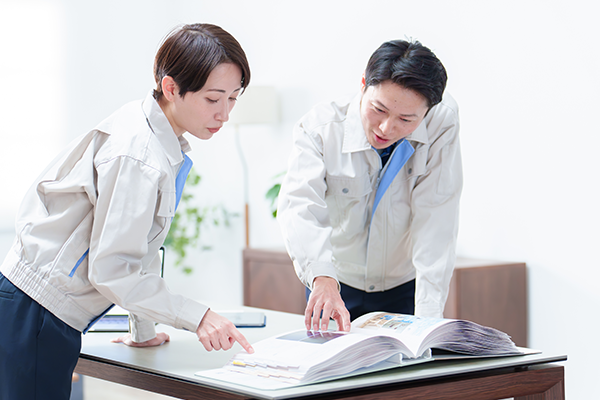 設備設計について打ち合わせをする技術者
